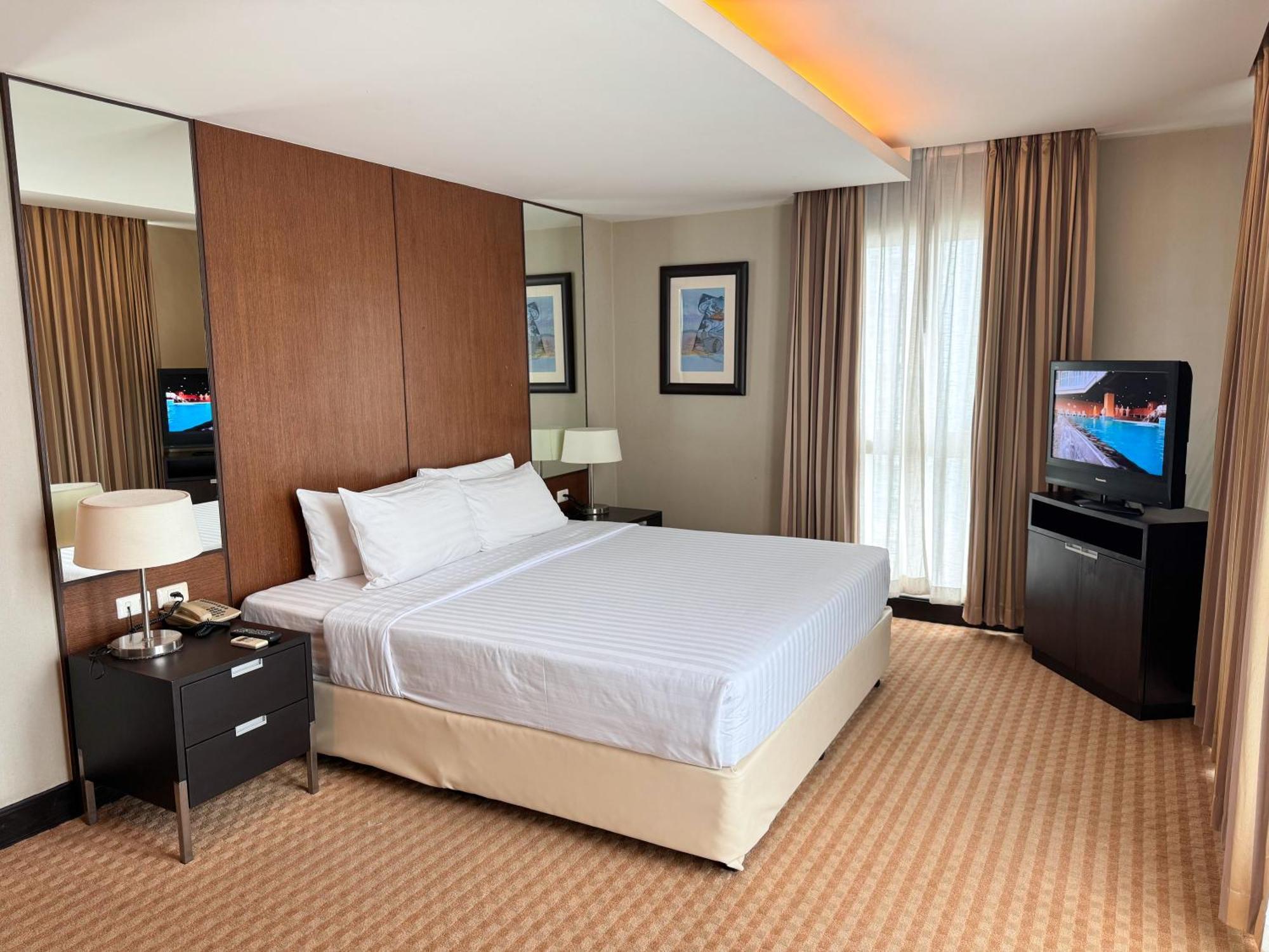 The Narathiwas Hotel & Residence Sathorn Бангкок Экстерьер фото