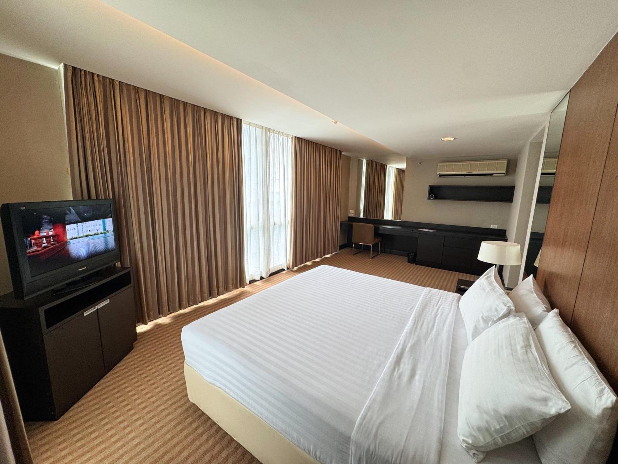 The Narathiwas Hotel & Residence Sathorn Бангкок Экстерьер фото