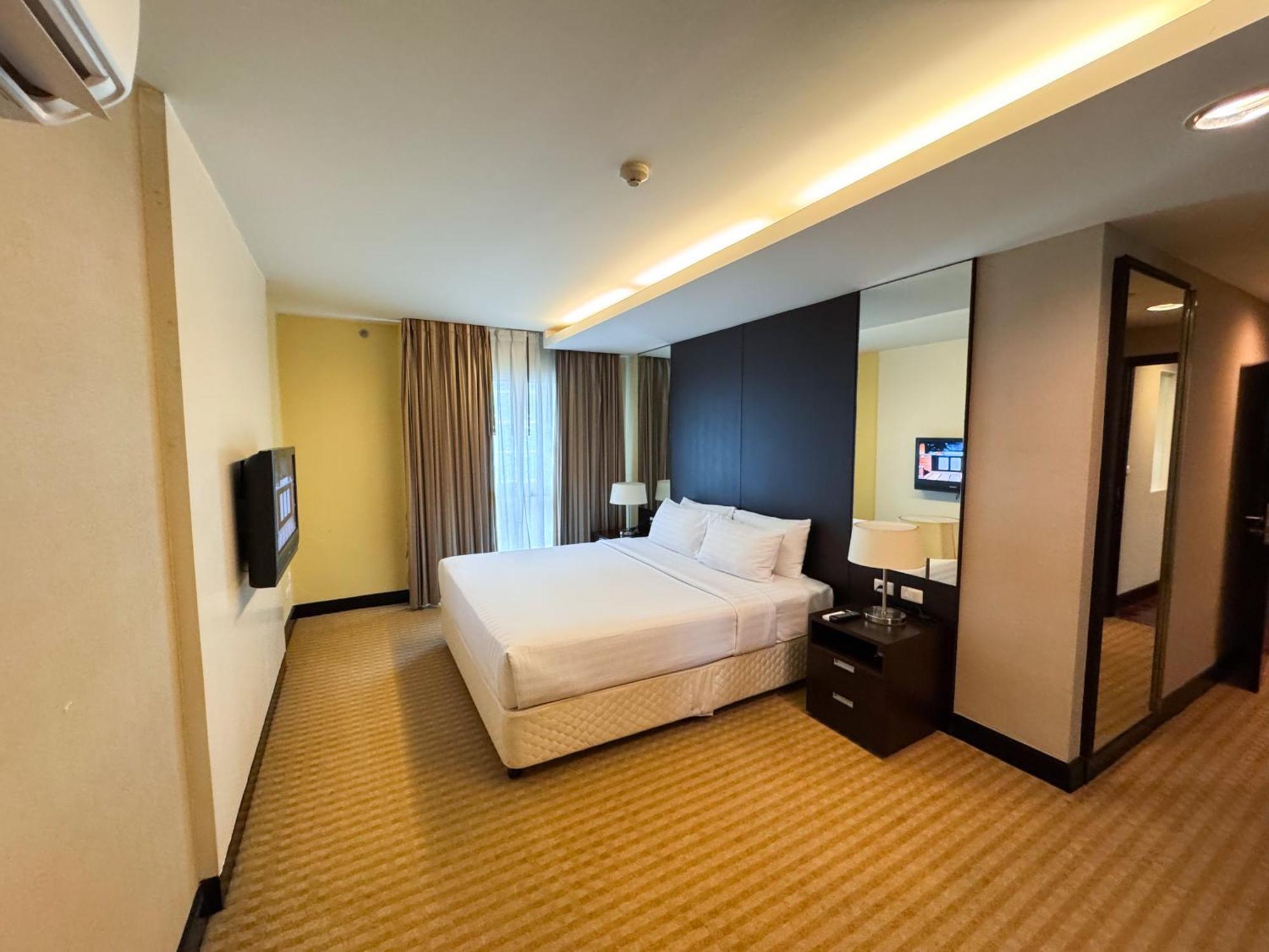 The Narathiwas Hotel & Residence Sathorn Бангкок Экстерьер фото