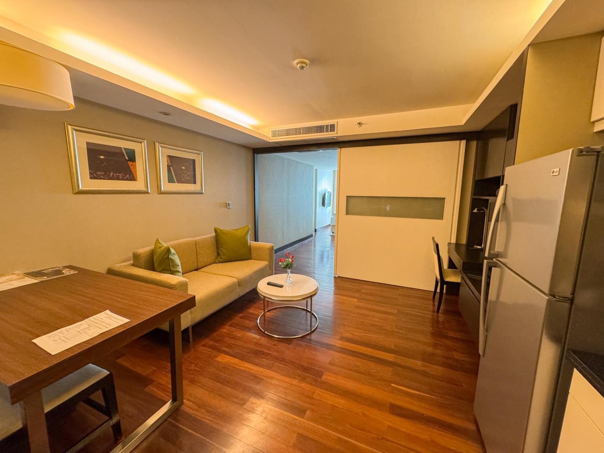 The Narathiwas Hotel & Residence Sathorn Бангкок Экстерьер фото