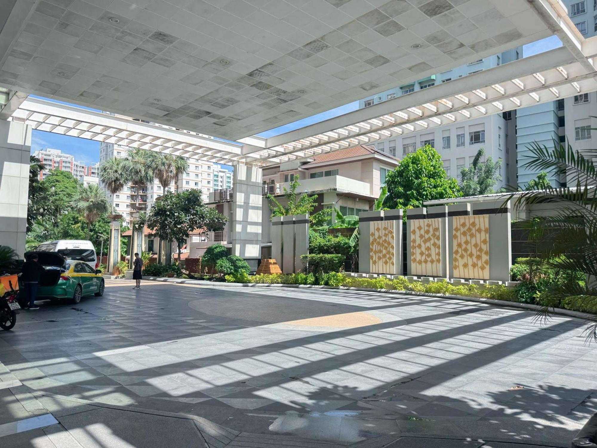 The Narathiwas Hotel & Residence Sathorn Бангкок Экстерьер фото